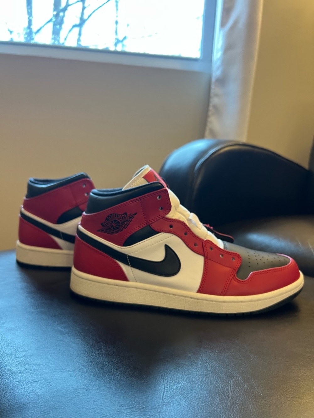 Nike Air Jordan 1 Mid "Chicago Black Toe Size 9